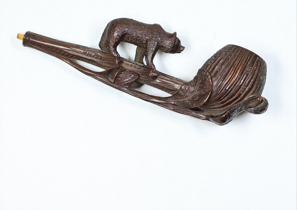 Black Forest Bear Wooden Pipe Image